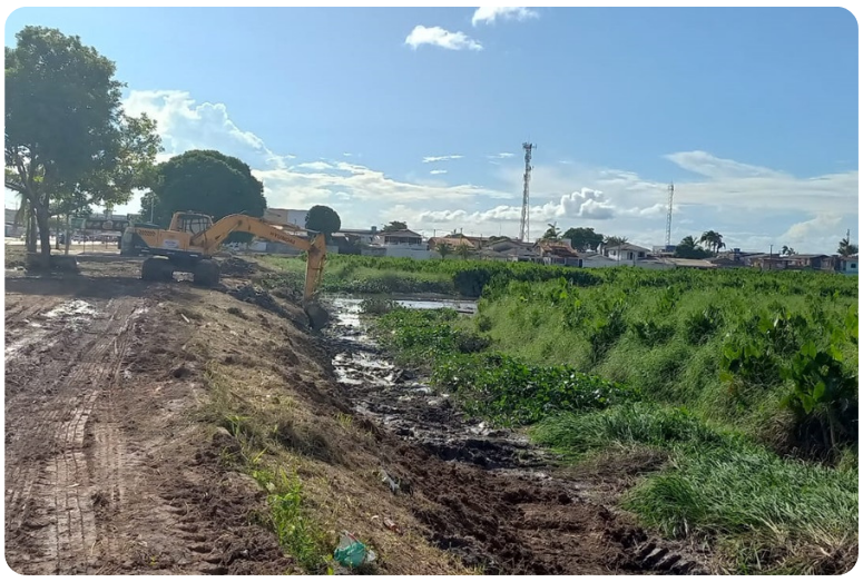 Veículo do Governo do Amapá desobstruindo canais de Macapá