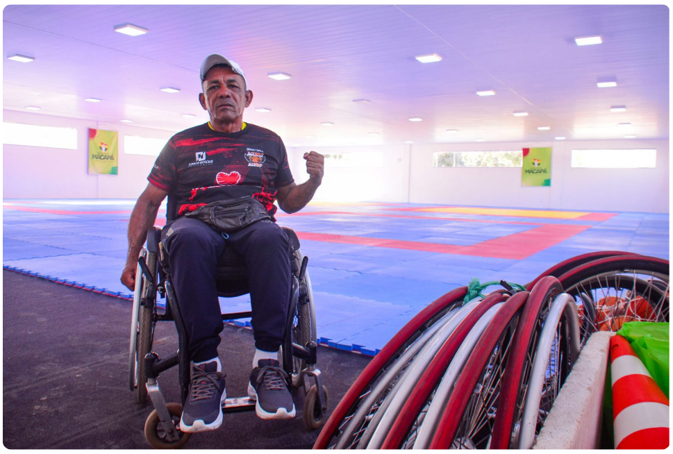 Paratleta Aristeu Santos, 62 anos, celebrando o complexo esportivo que também possui modalidades paralímpicas. Foto: Arquivo PMM