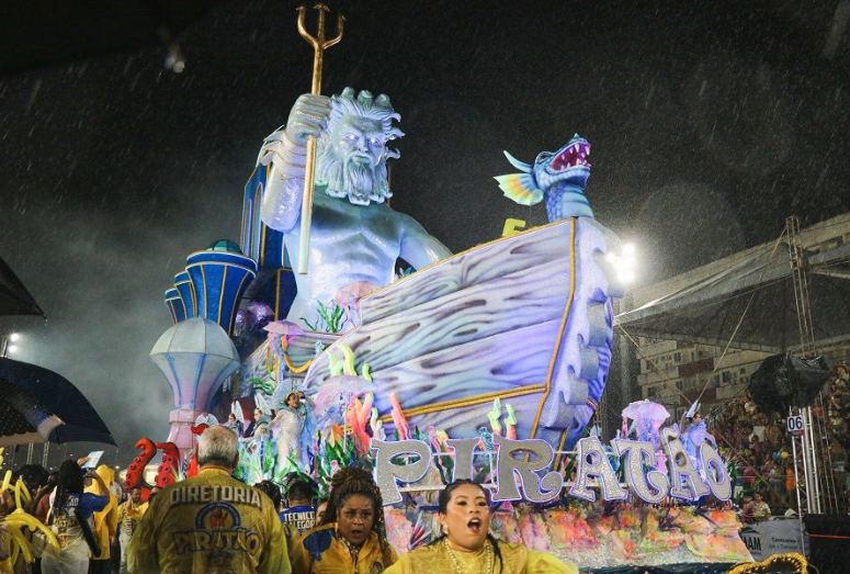 Barca tradicional de Piratas da Batucada, atual campeã do Carnaval, navegou pelas profundezas dos mares. Foto: Nayana Magalhães/GEA