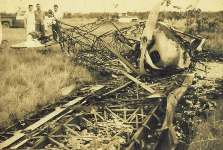 Destroço do avião "Paulistinha" no local do desastre ocorrido em 21 de janeiro de 1958 na localidade de Carmo do Macacoary, quando faleceram o piloto Hamilton Silva, o Deputado Coaracy Nunes e o Promotor Público Hildemar Pimentel Maia.