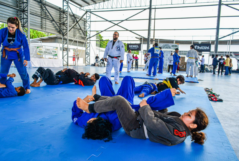 Alunas de jiu jitsu, esporte que foi criado no Brasil e que hoje é um fenômeno mundial, durante aula no Complexo Poliesportivo Glicério Marques. Foto: Arquivo PMM