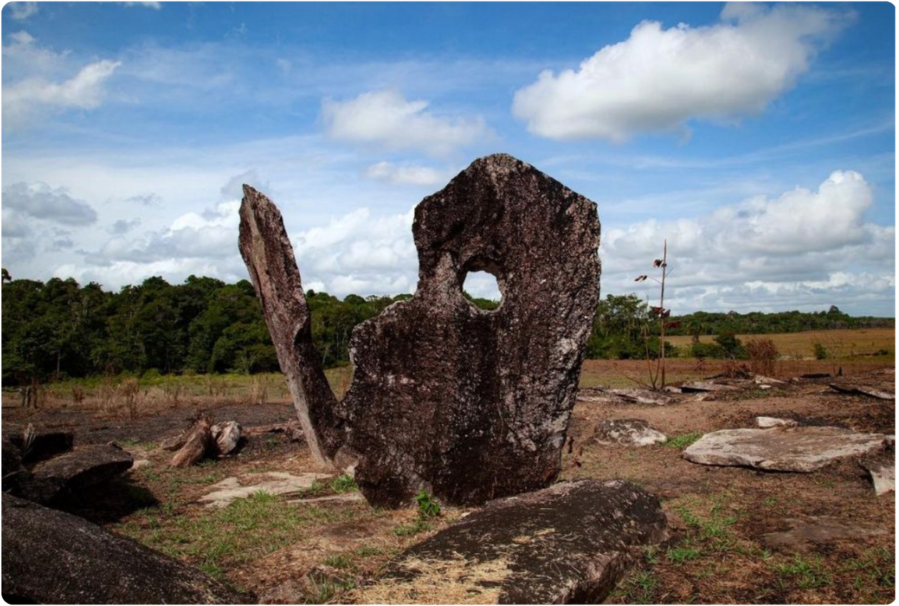 Um das peças arqueológicas do Parque do Solstício, em Calçoene, Amapá, que será revitalizado em breve. Foto: Mauricio de Paiva/National Geographic.